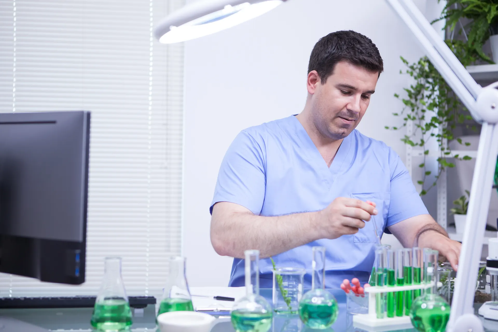 Analista realizando ensayos en un laboratorio de control de calidad
